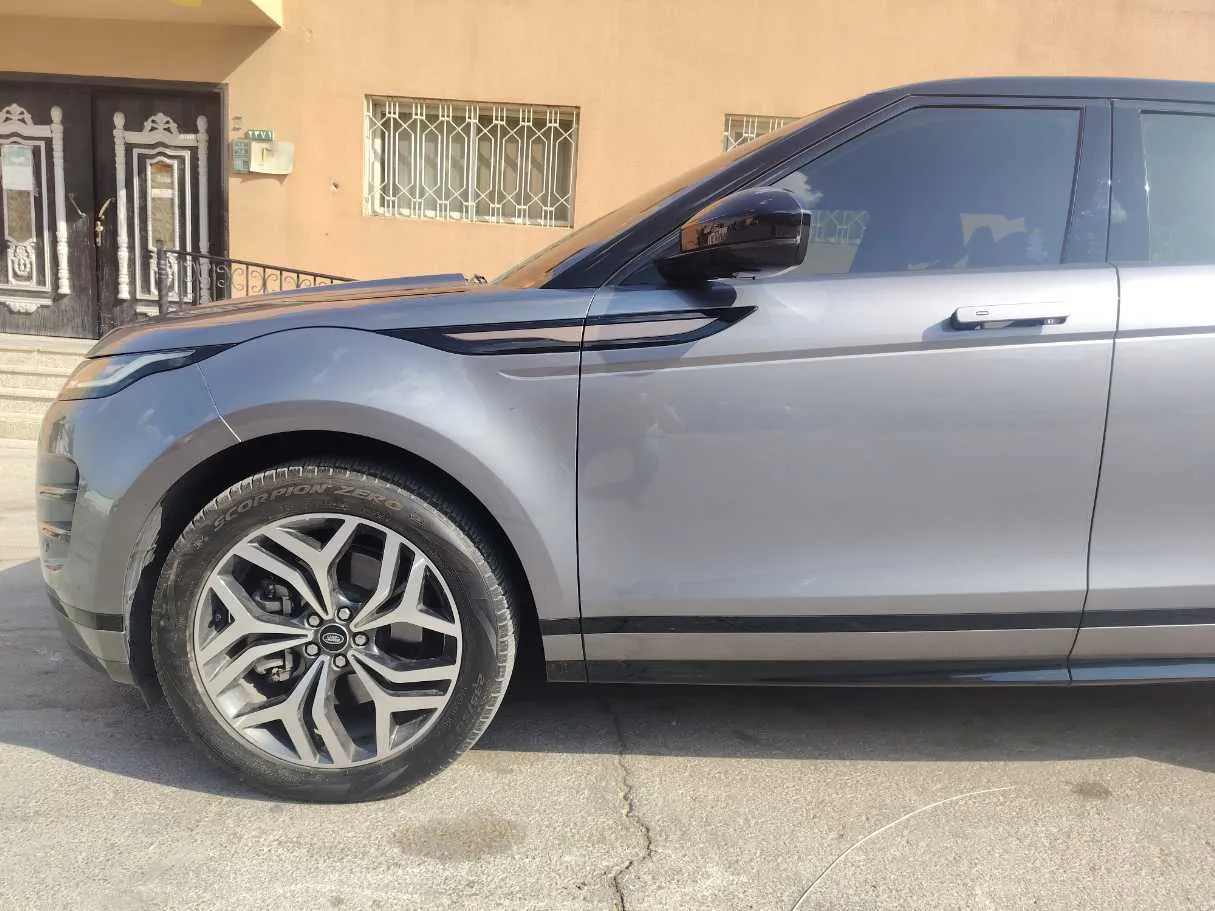 Car image 9