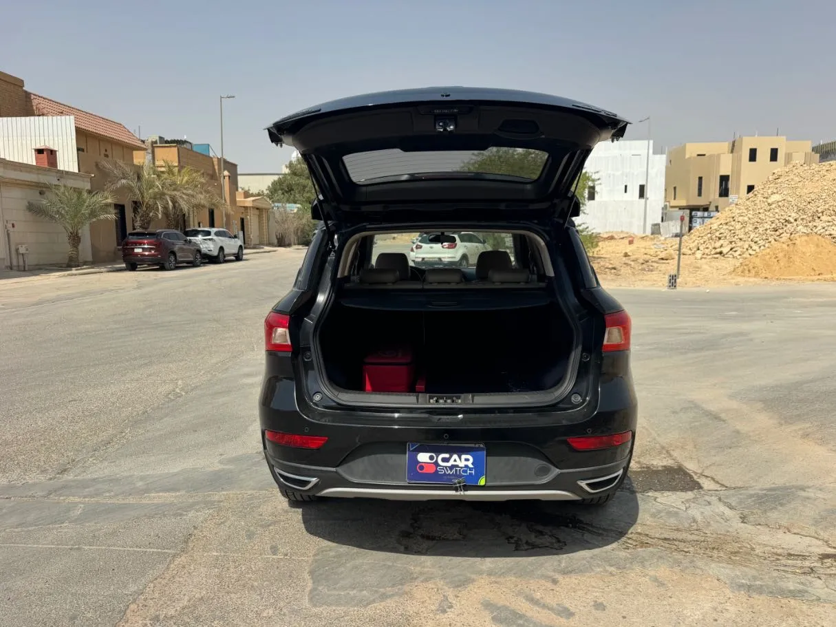 Car image 19