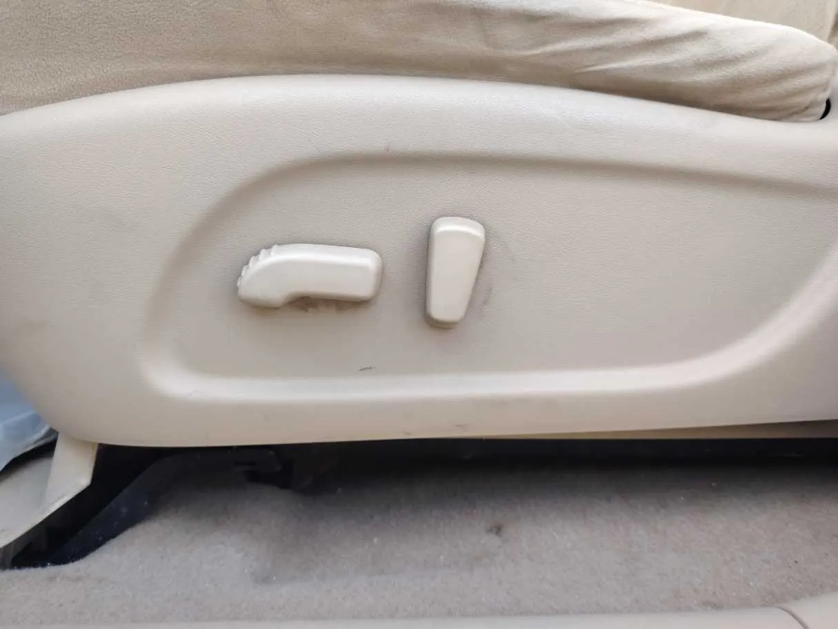 Car image 26