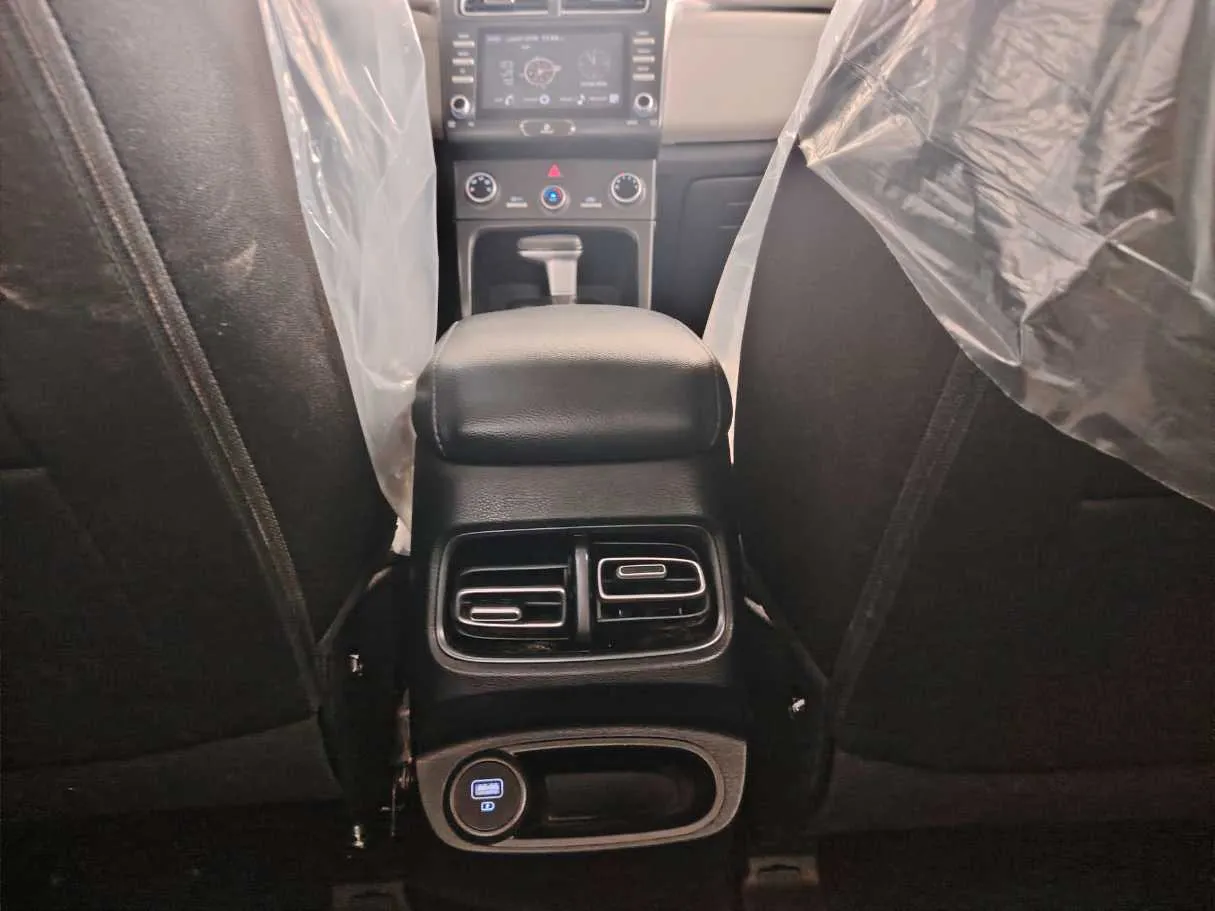 Car image 30