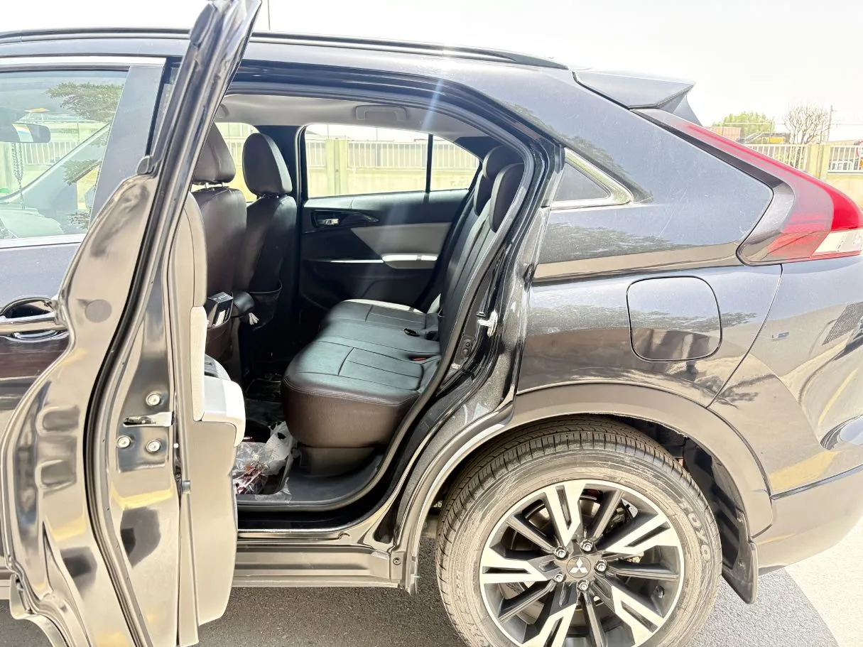 Car image 15