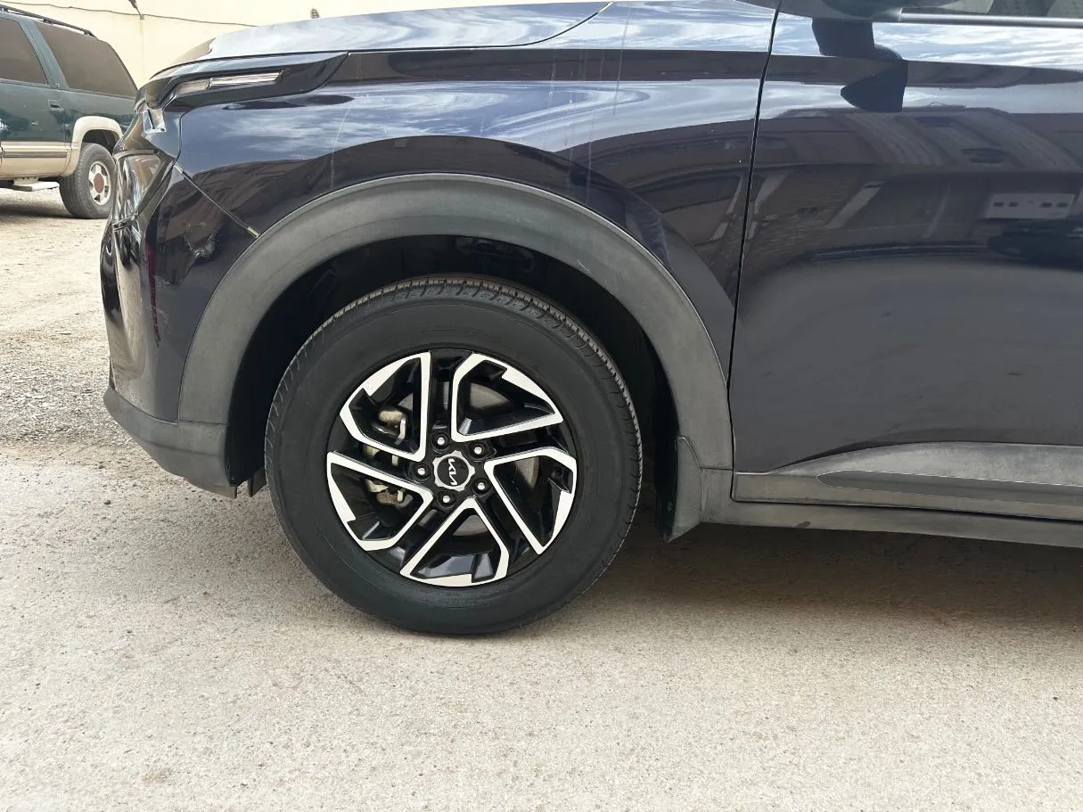 Car image 10