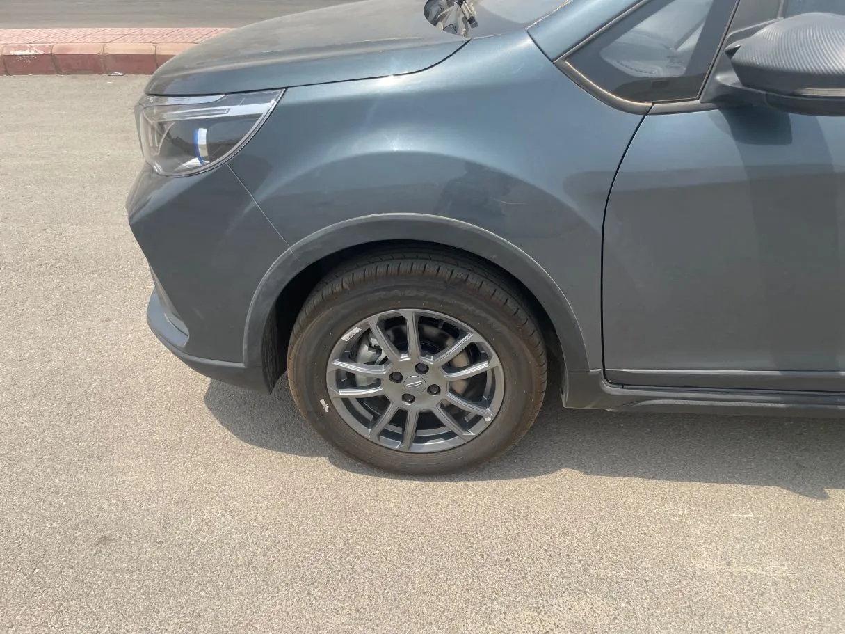 Car image 9