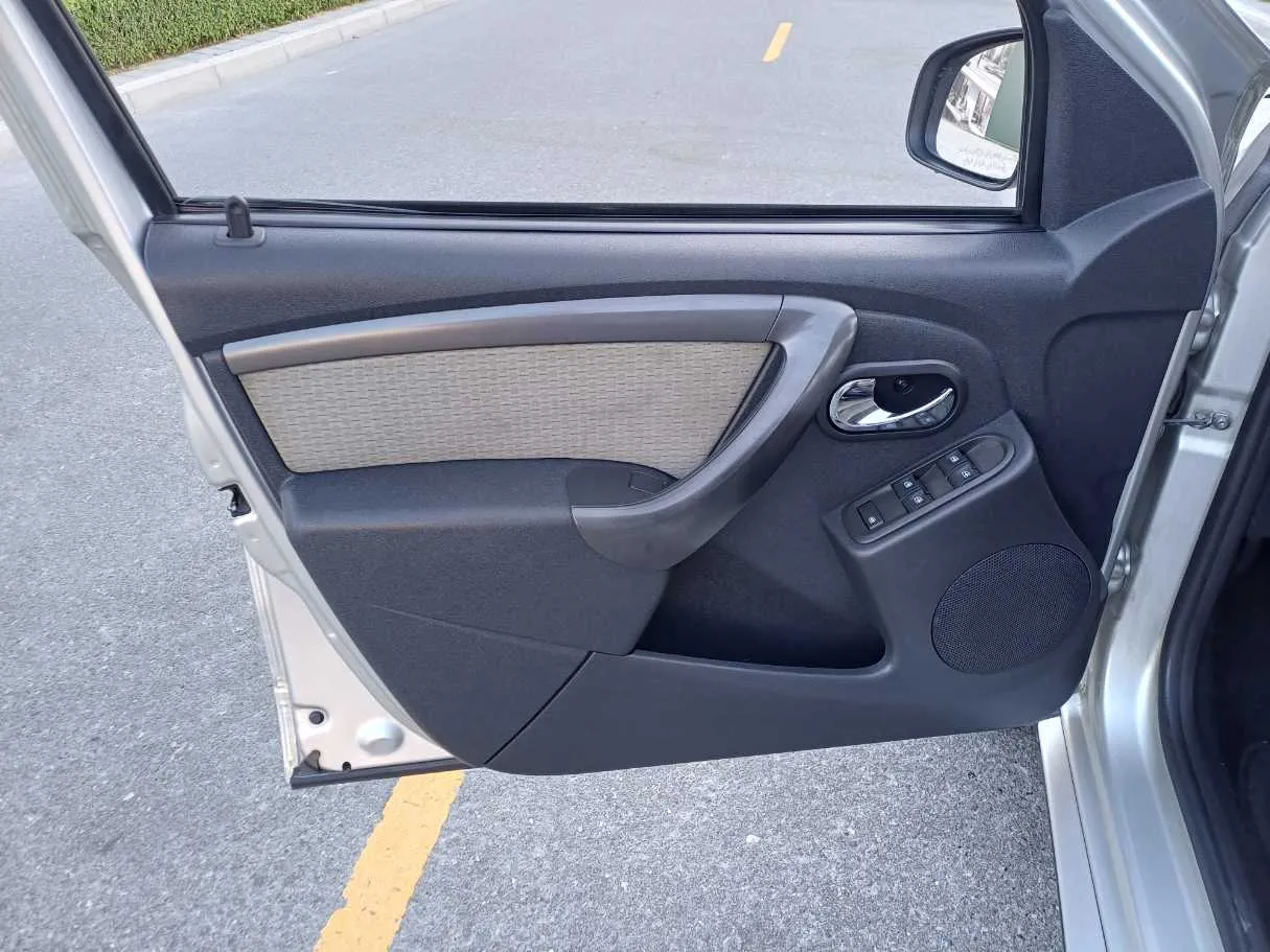 Car image 10
