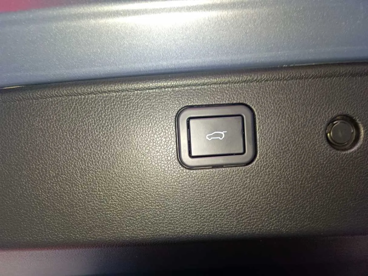 Car image 32