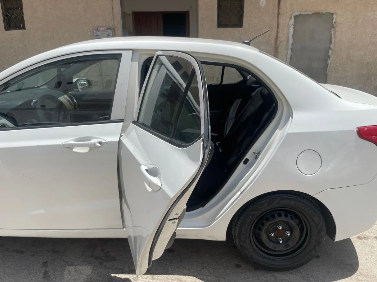 Car image 15