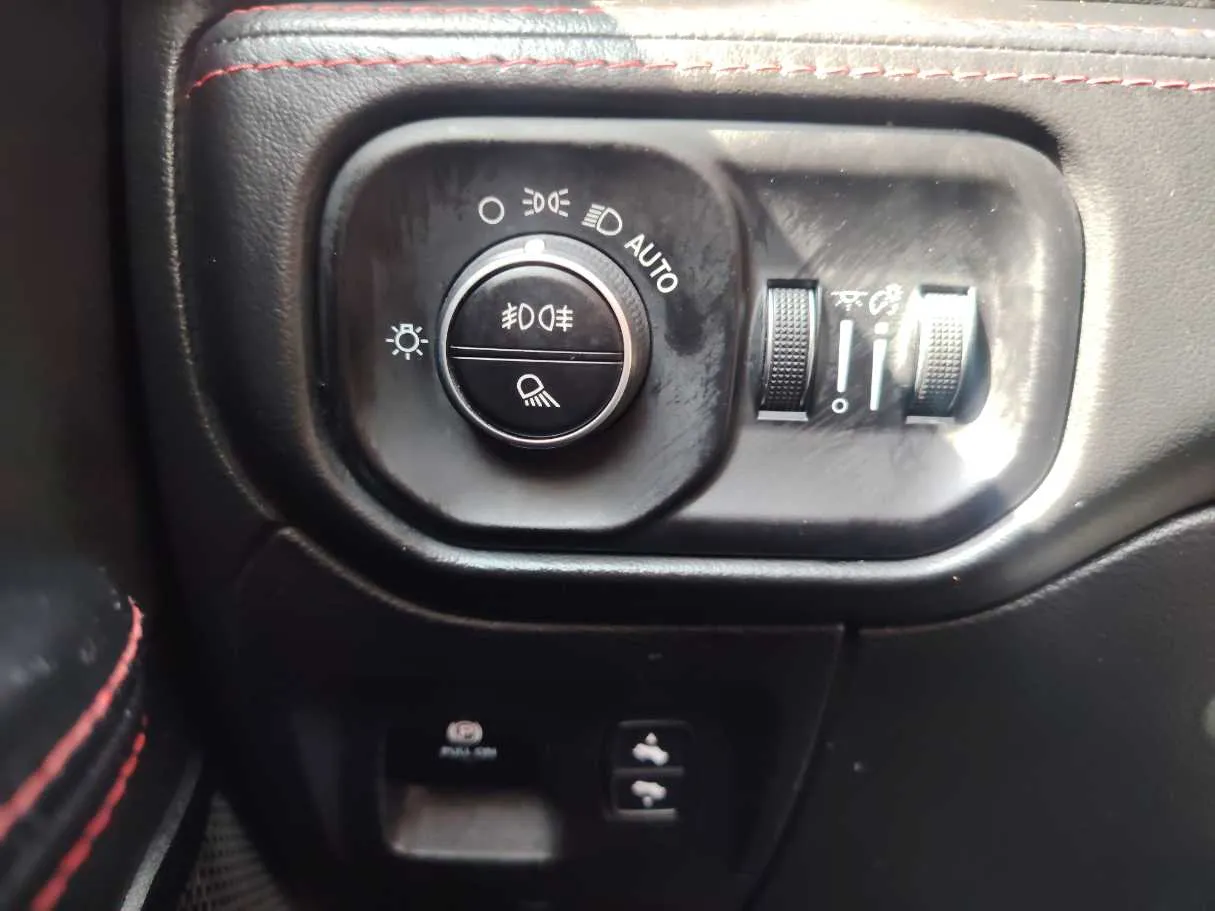 Car image 34