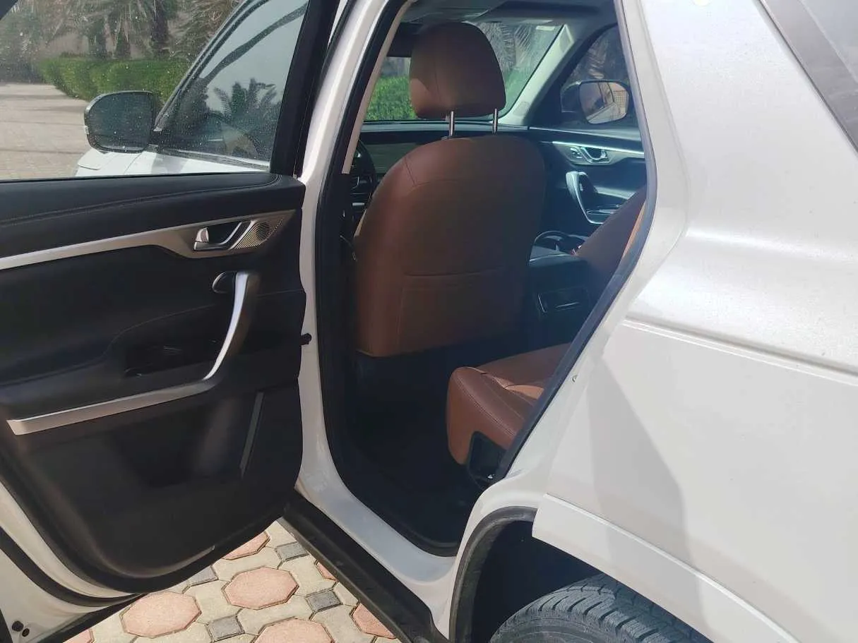 Car image 17