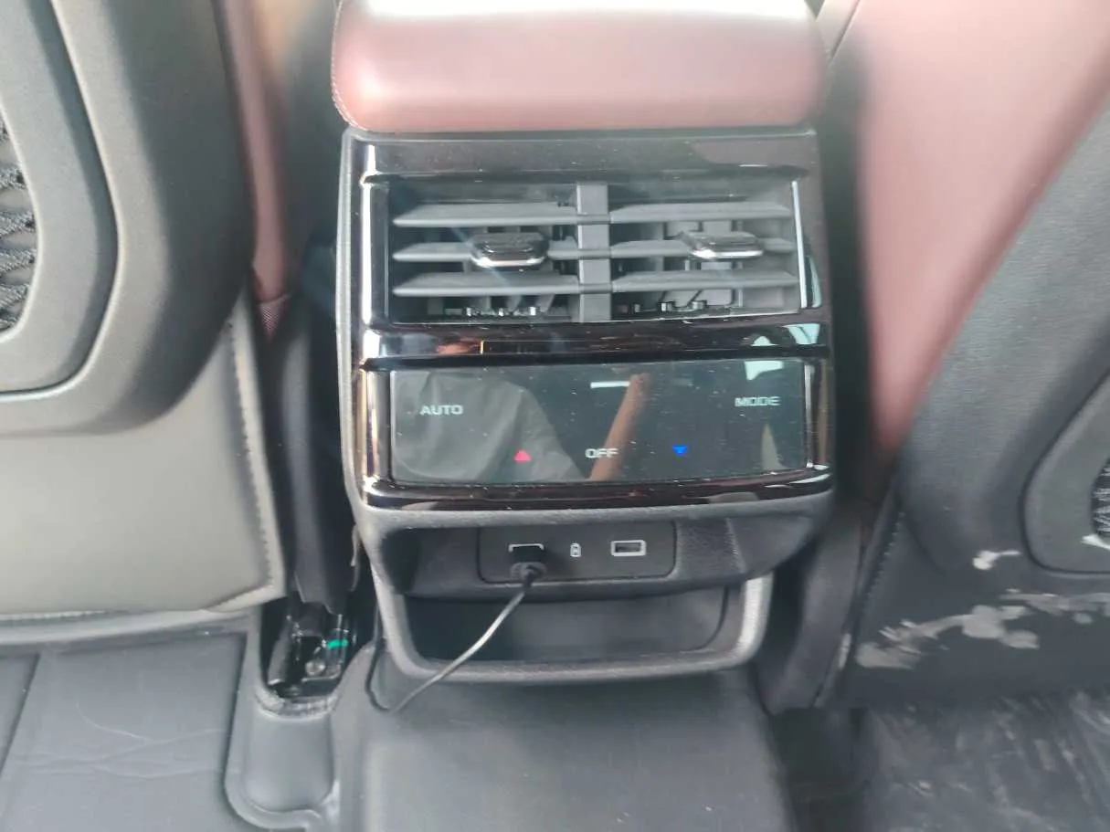 Car image 30