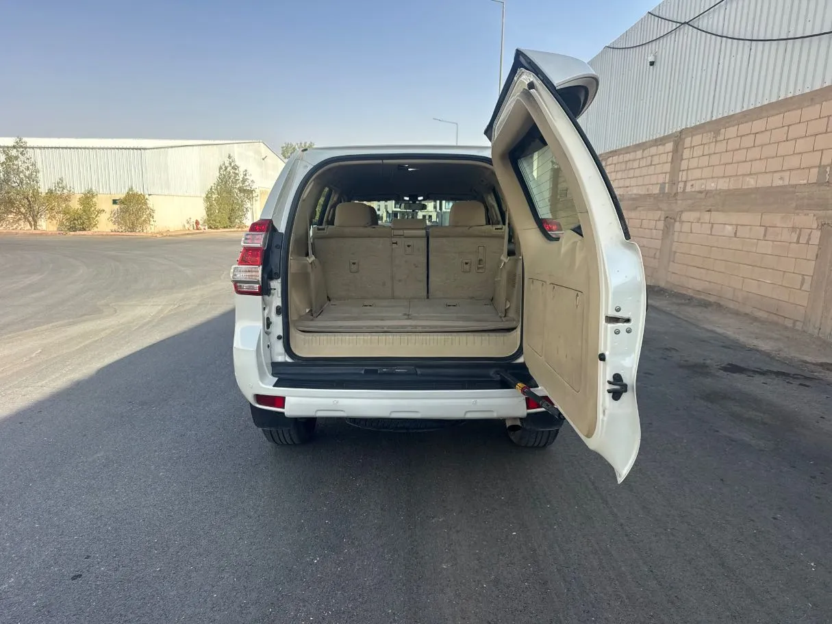 Car image 19