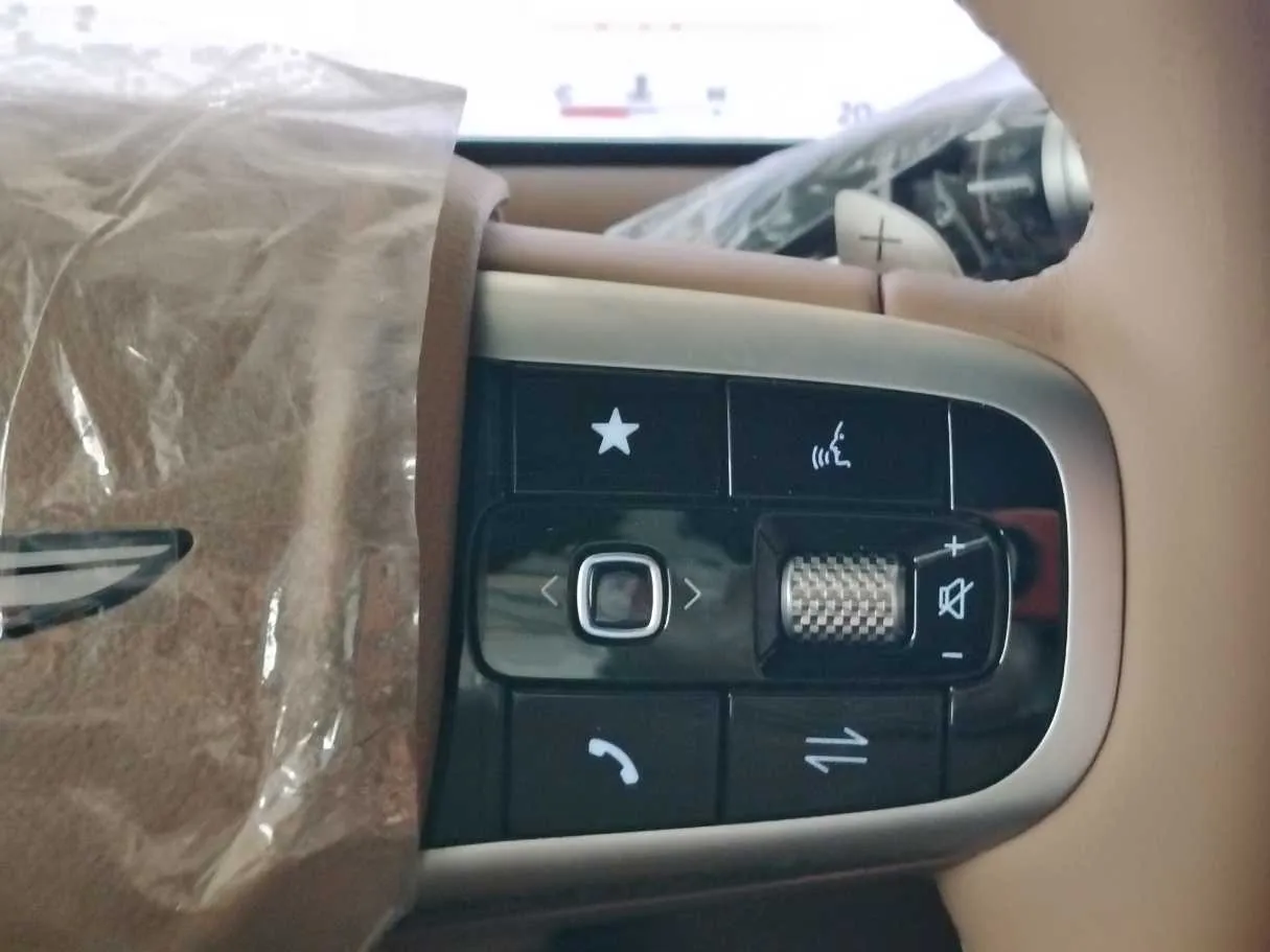 Car image 30