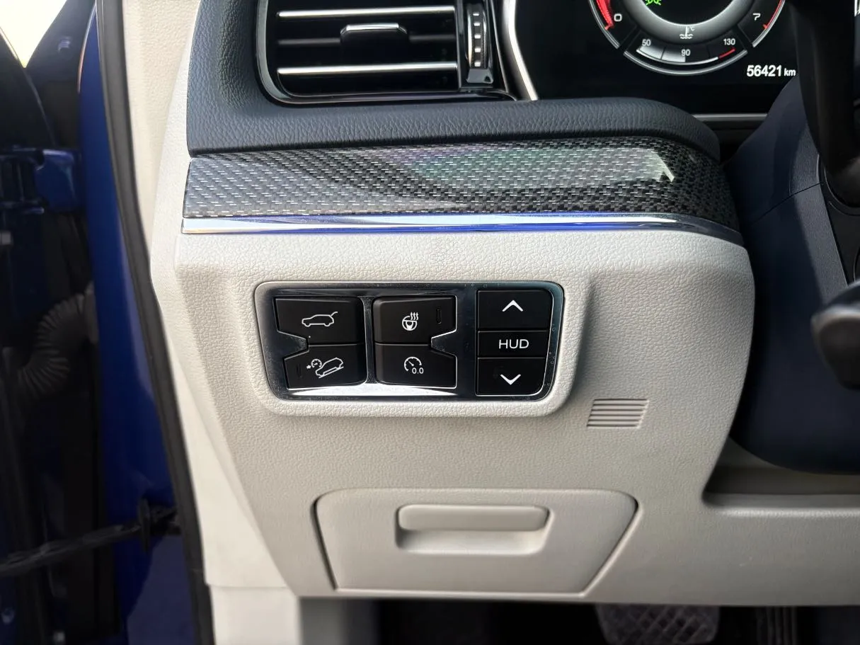 Car image 30
