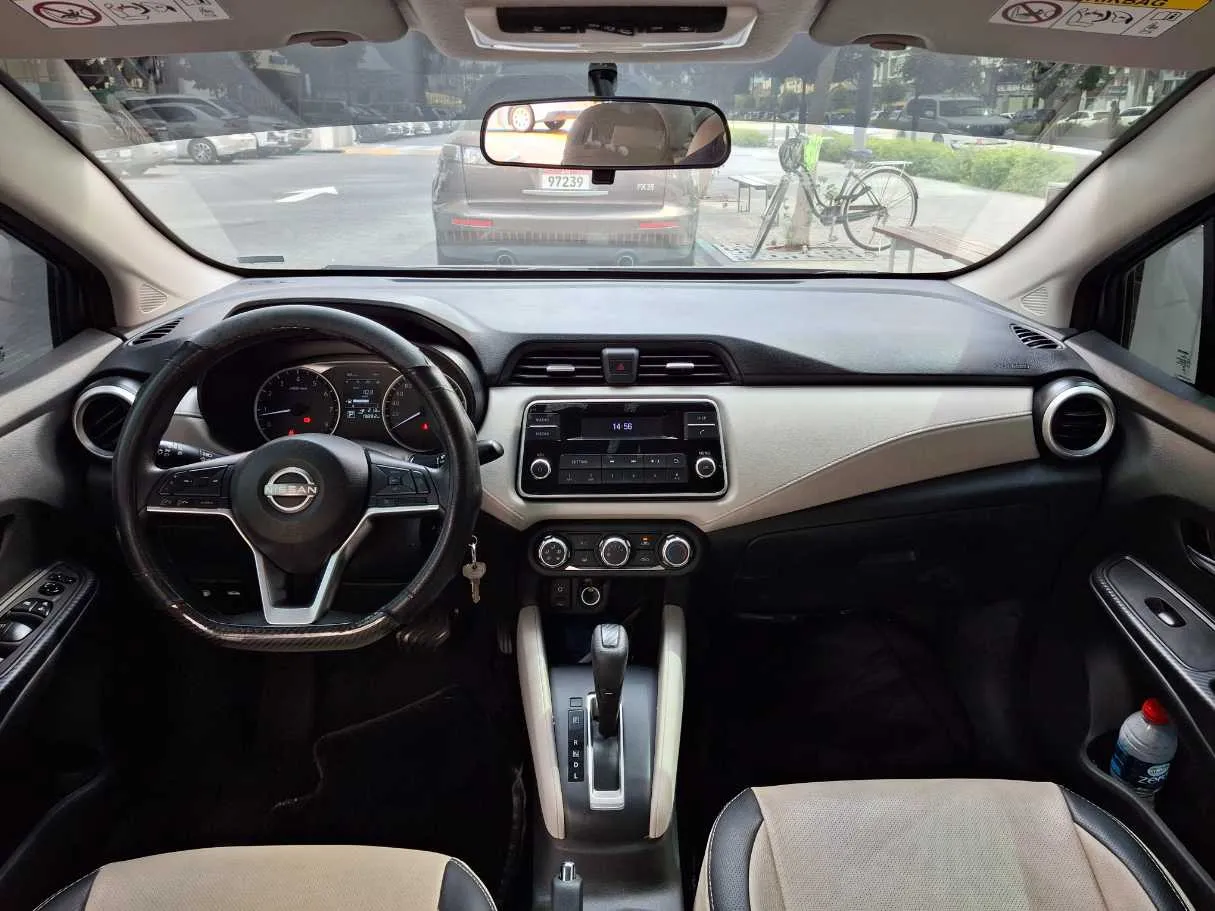 Car image 14
