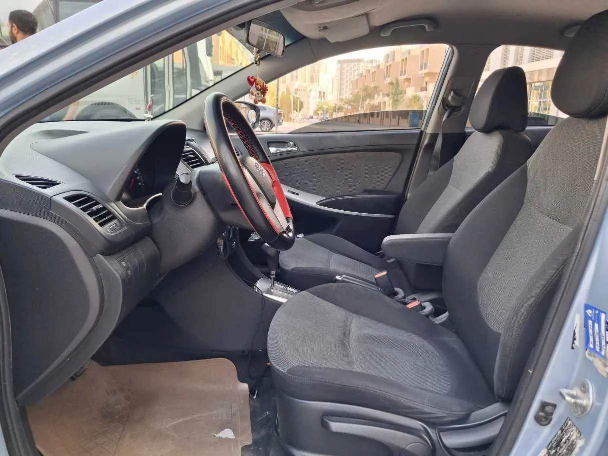 Car image 12