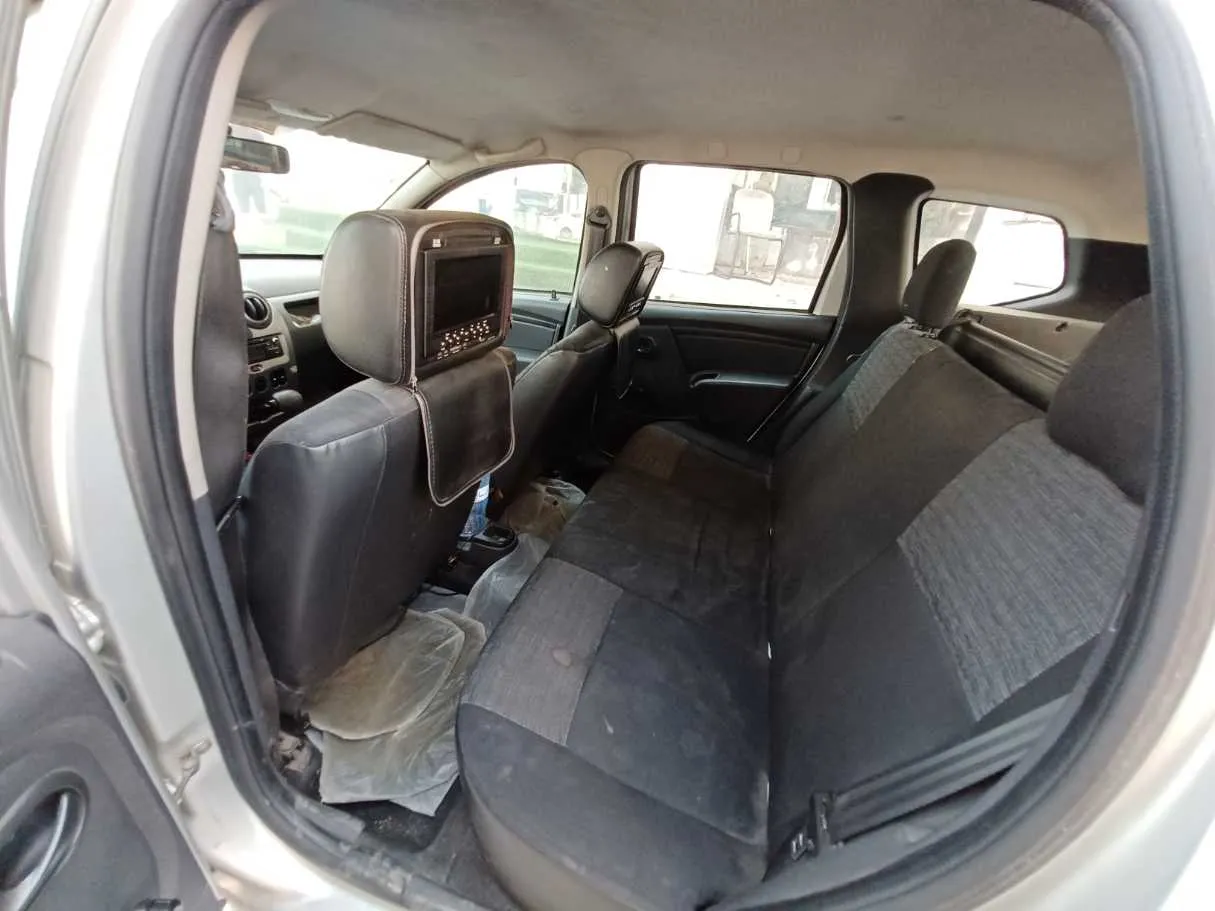 Car image 12