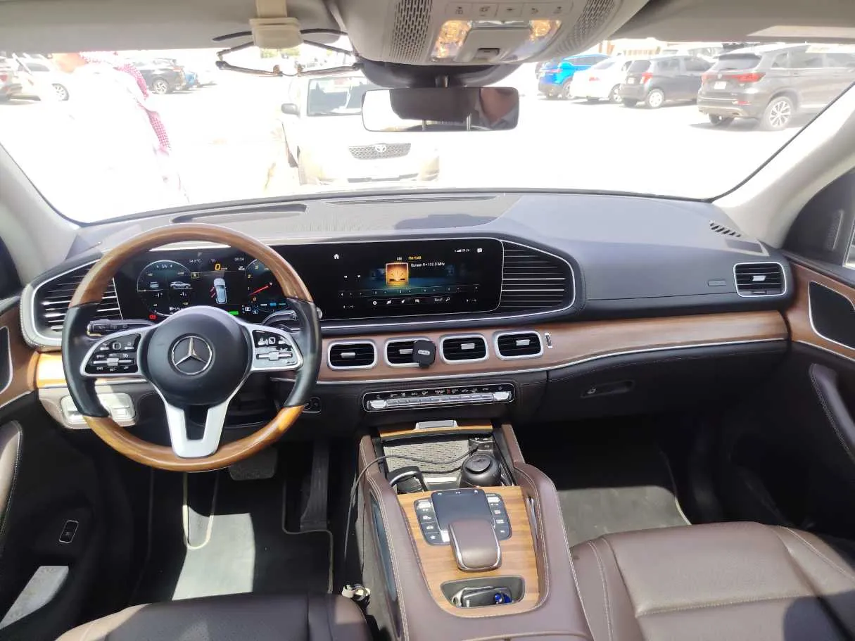 Car image 19