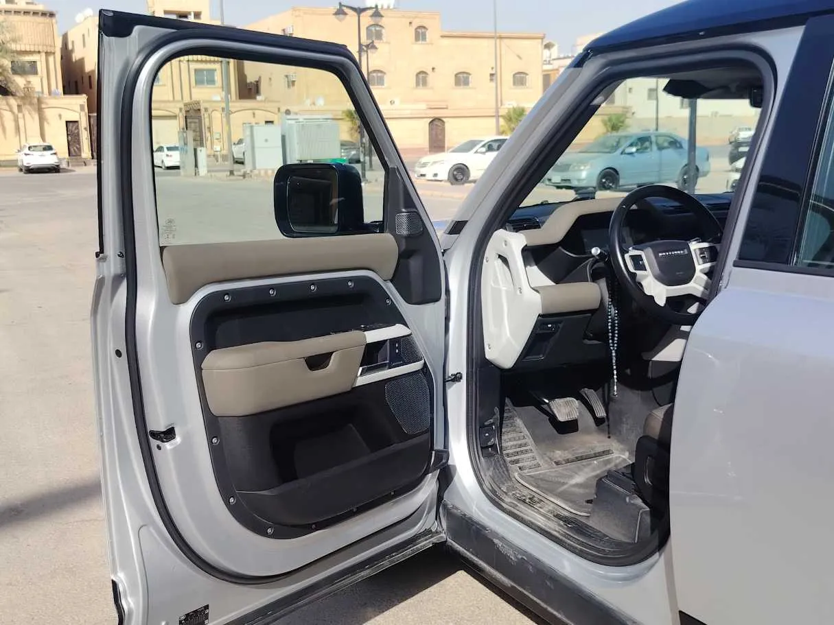 Car image 11
