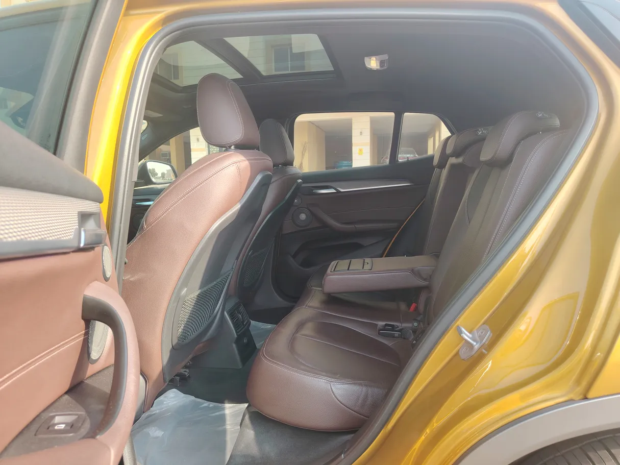 Car image 16