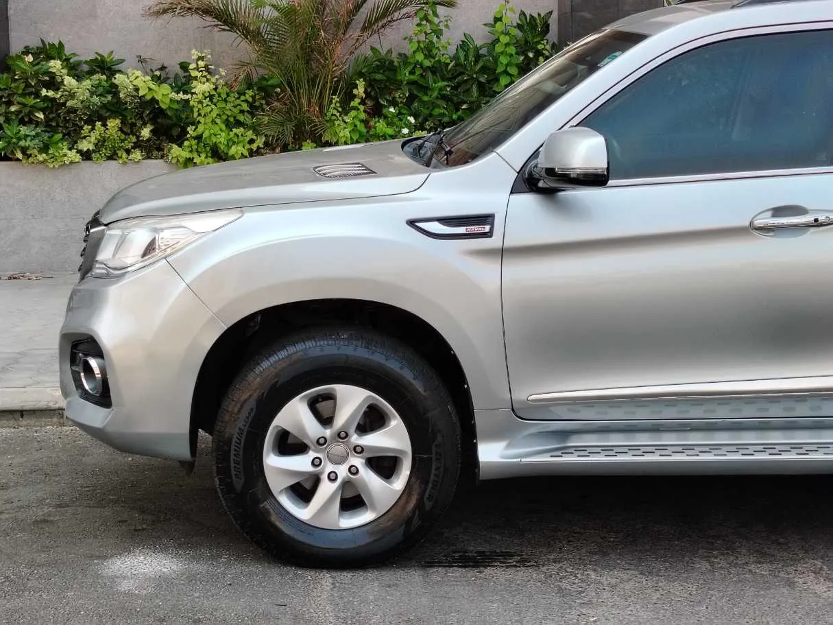 Car image 9