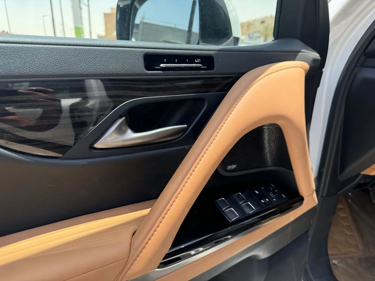 Car image 29