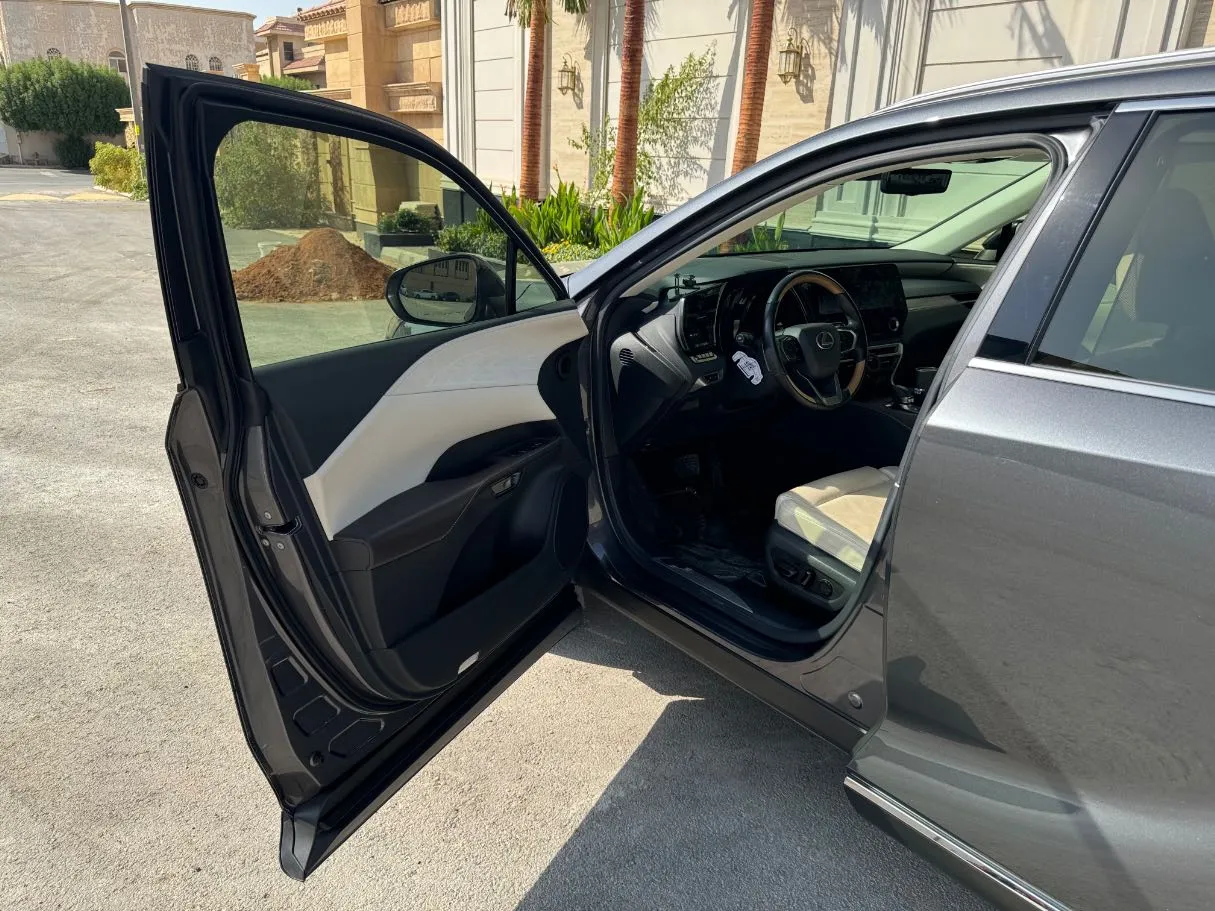 Car image 10