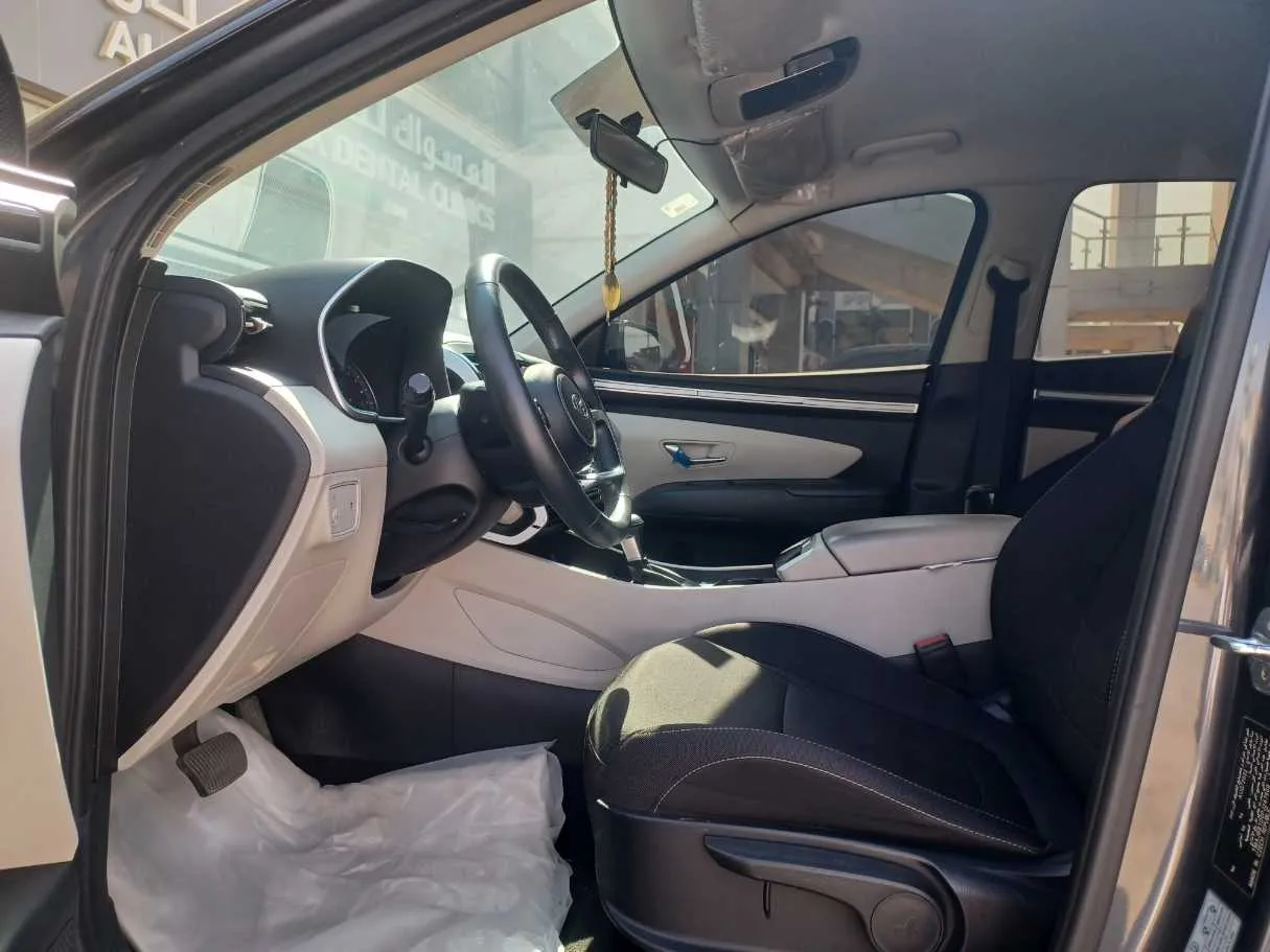 Car image 12