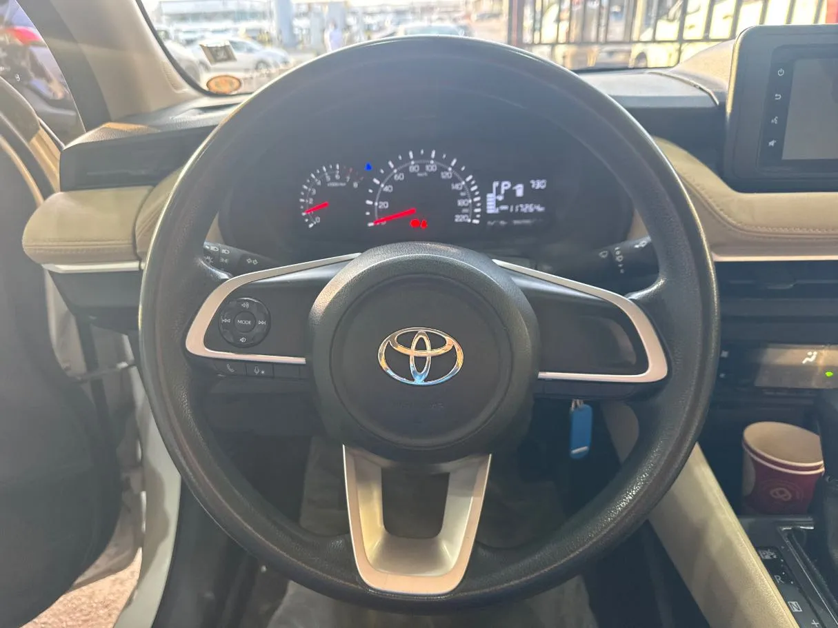 Car image 11