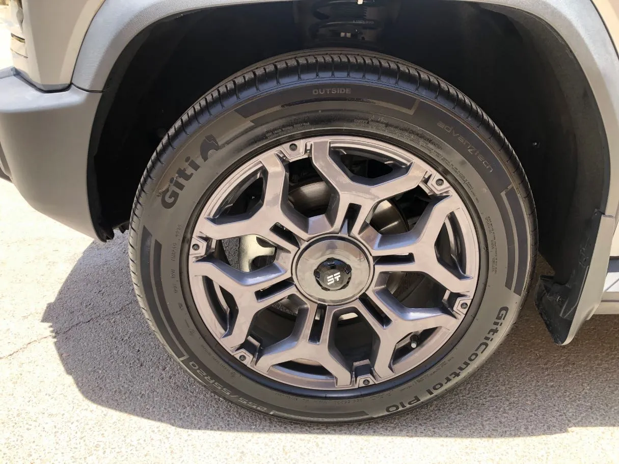 Car image 10