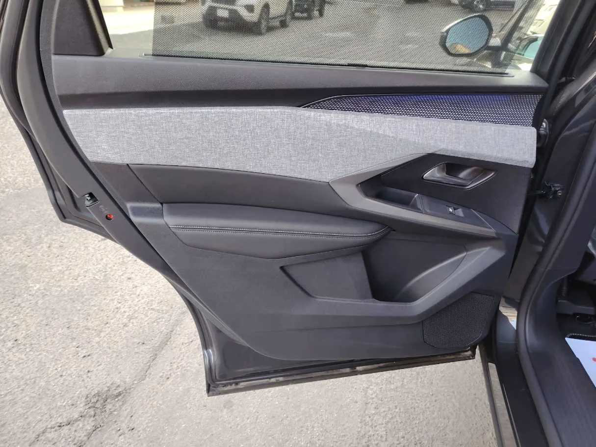 Car image 37