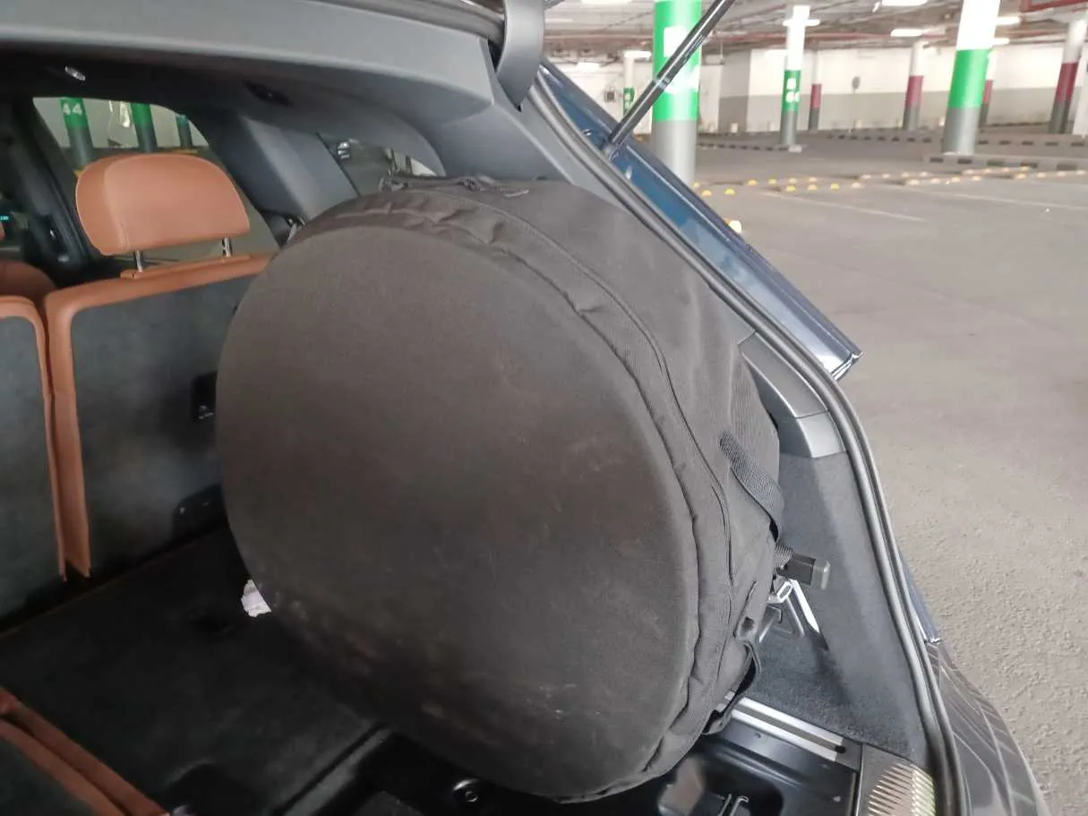 Car image 19