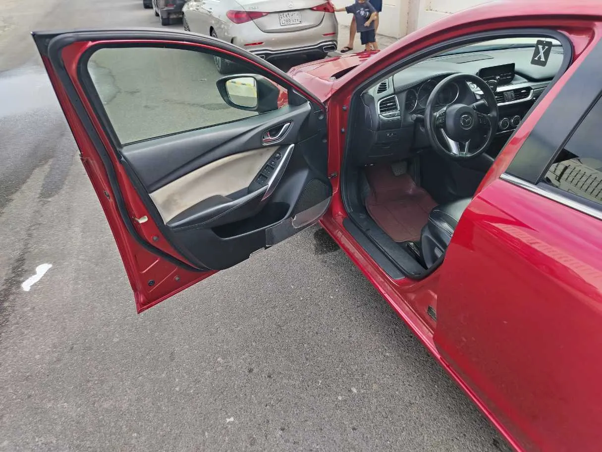 Car image 12