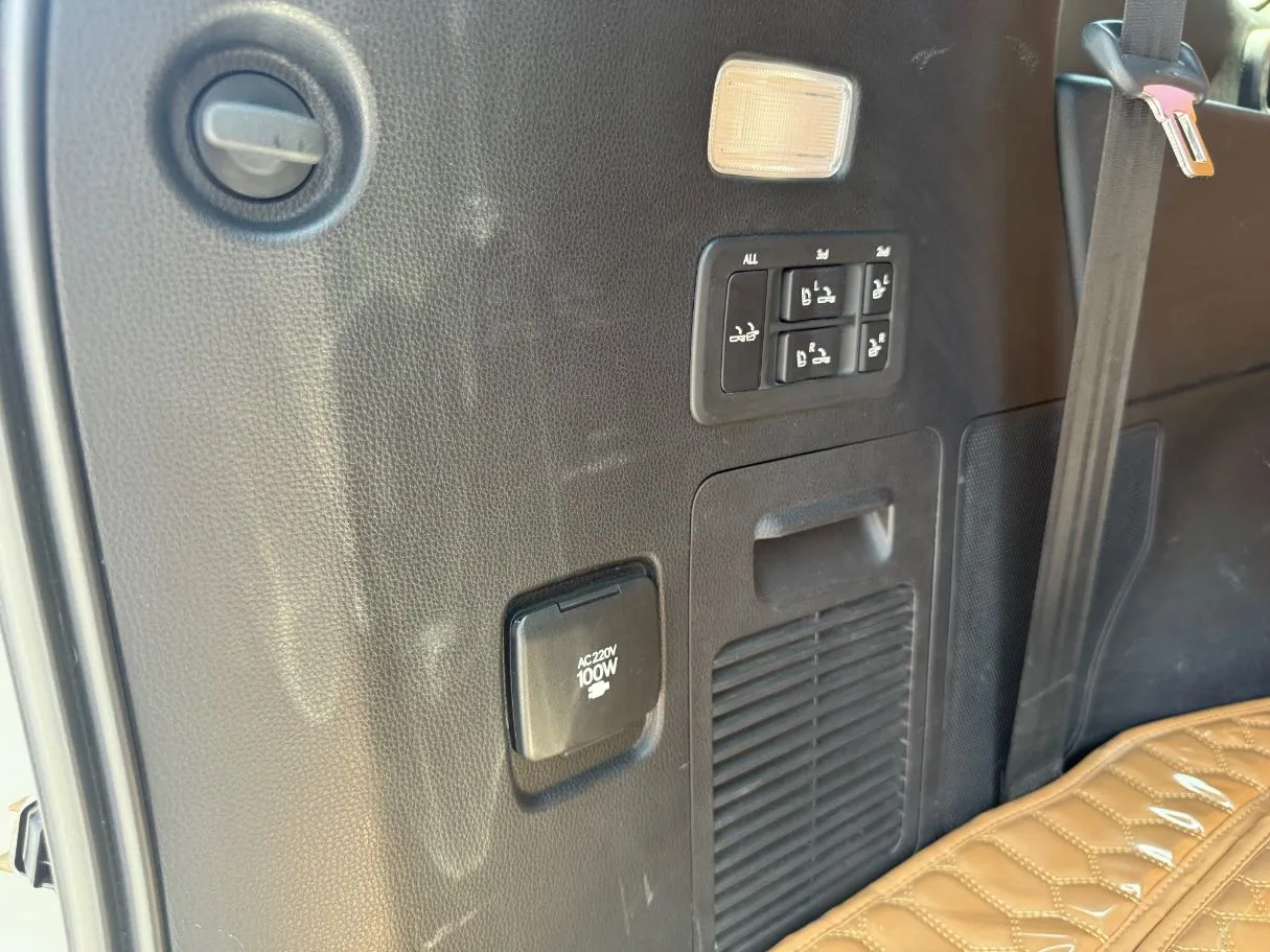 Car image 30