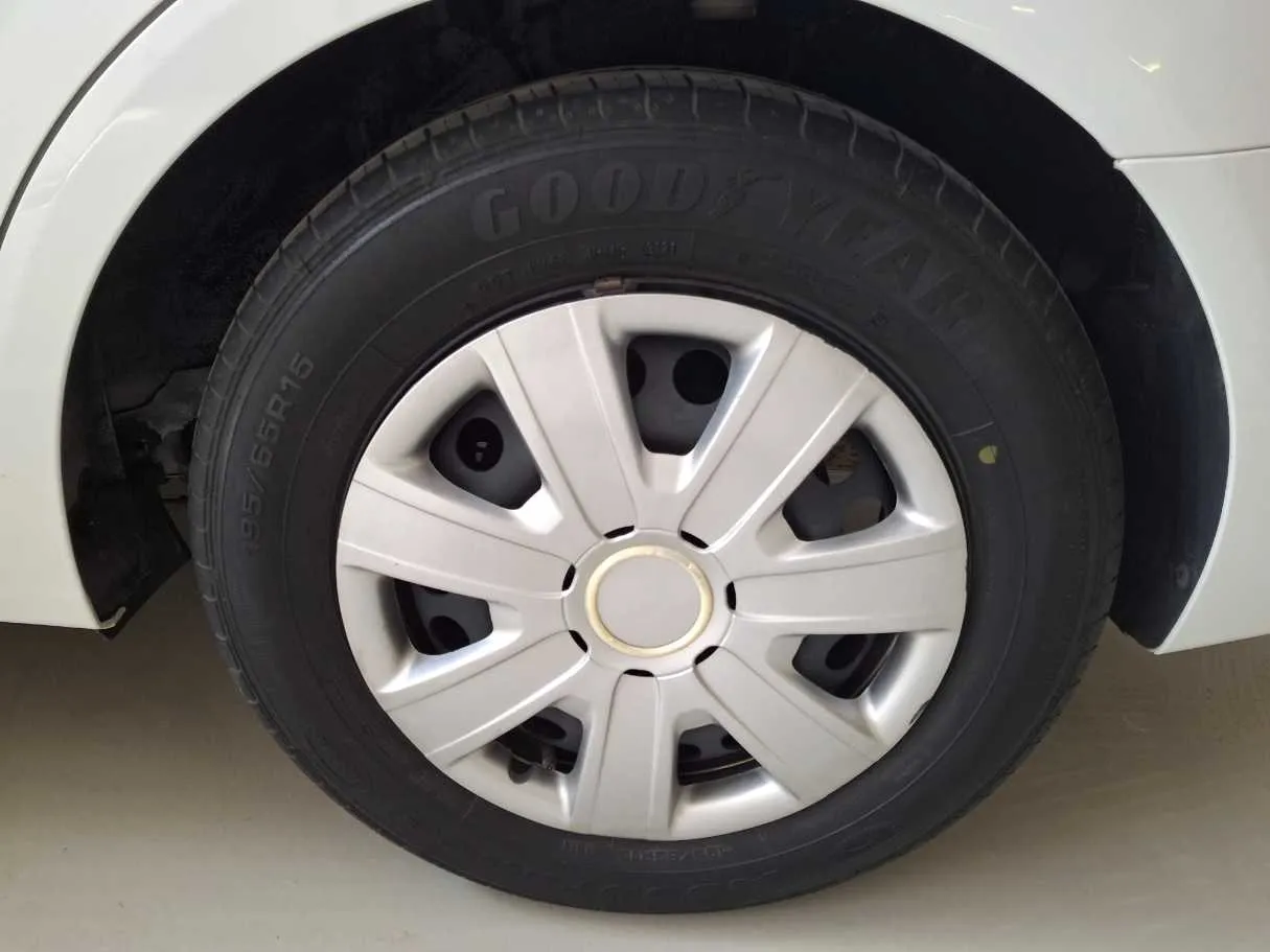 Car image 9