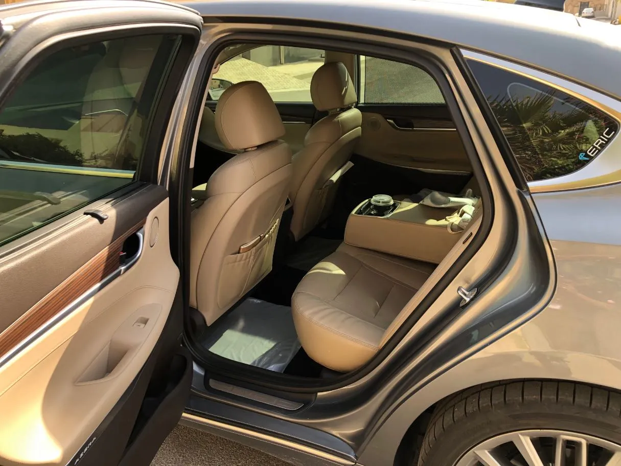 Car image 12