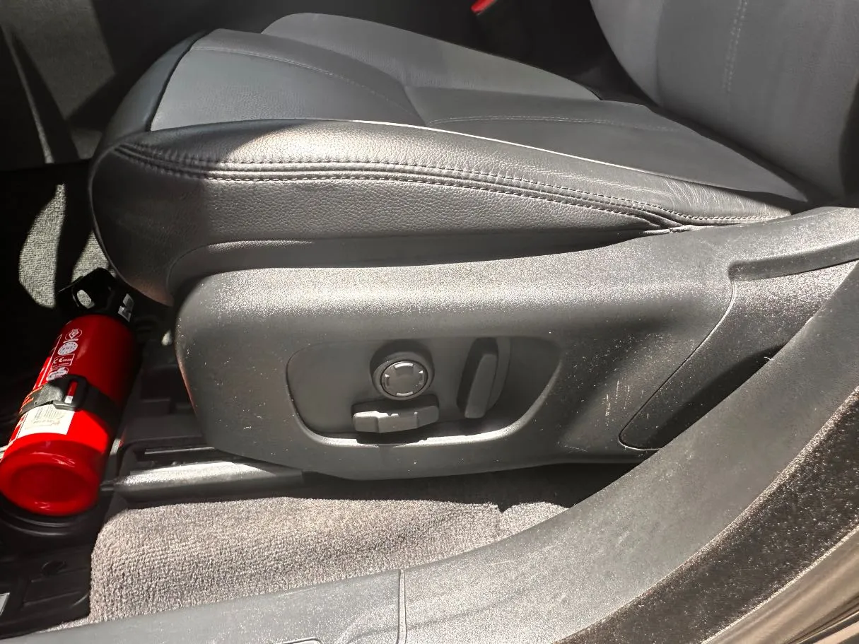 Car image 27