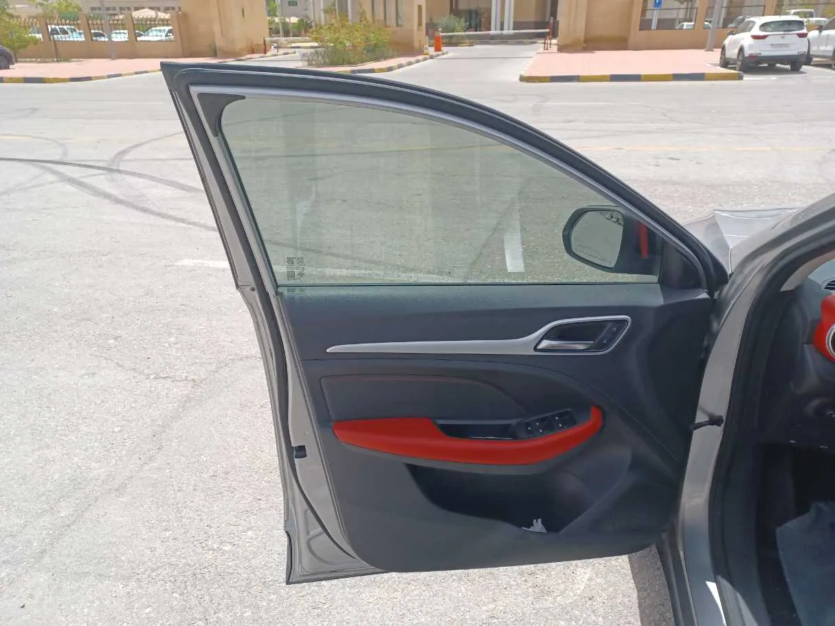 Car image 10