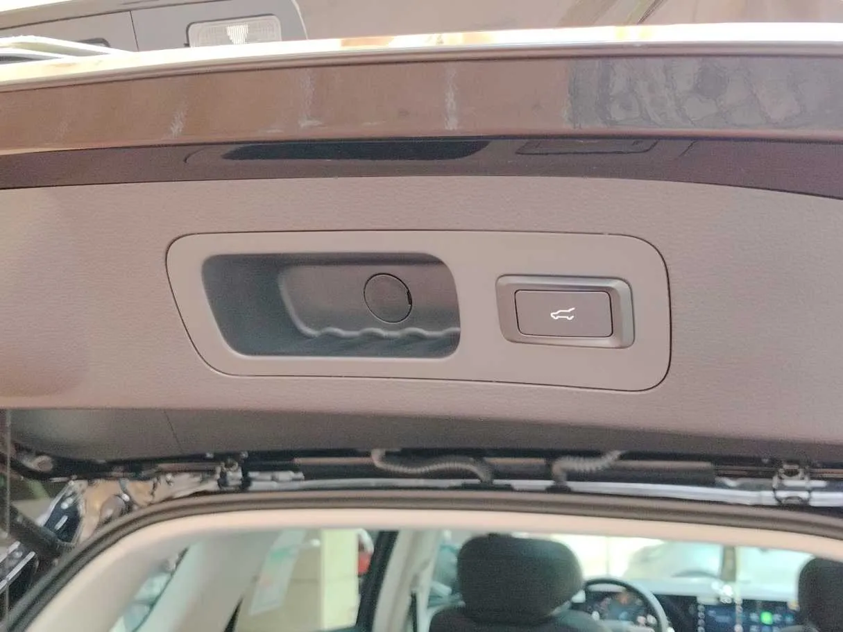 Car image 35