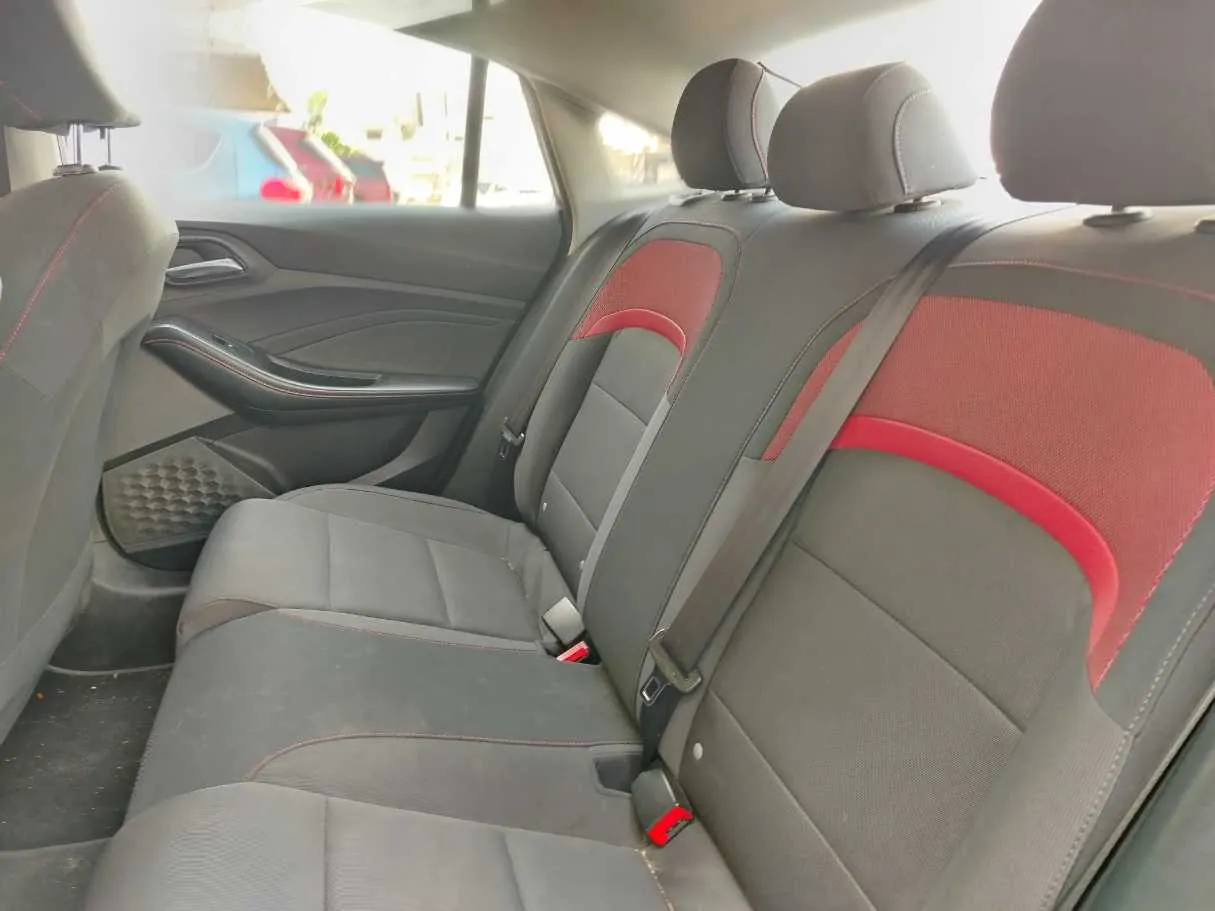 Car image 19
