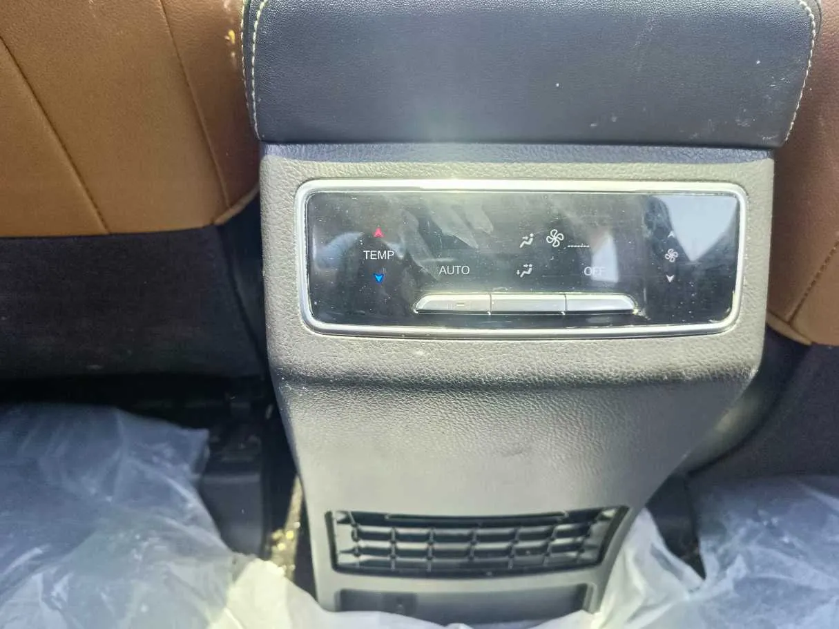 Car image 32