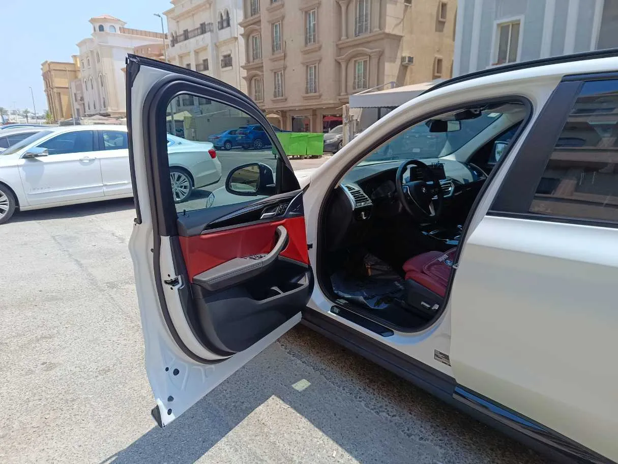 Car image 10