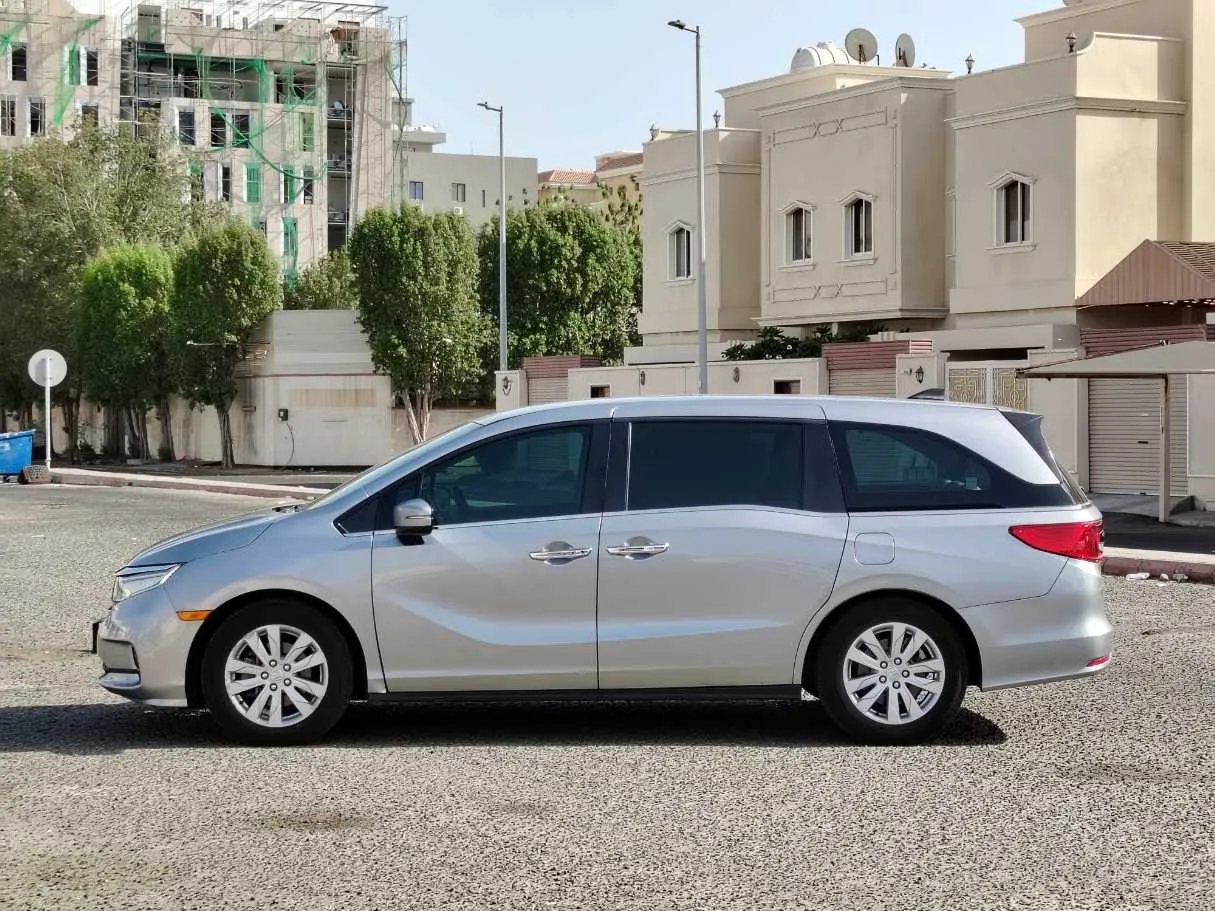 Car image 8