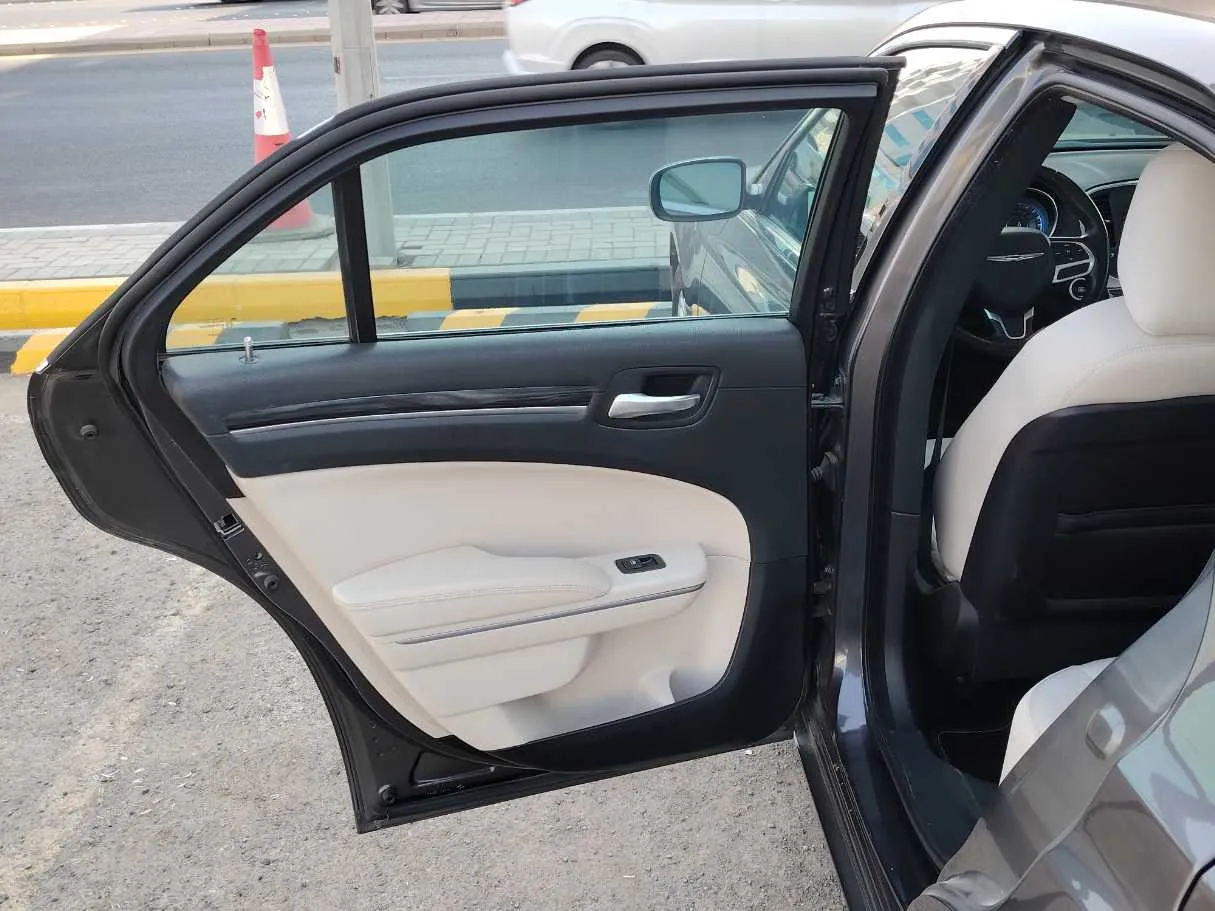 Car image 14