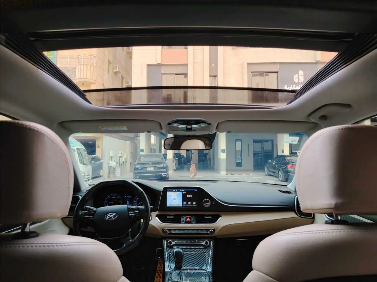 Car image 18