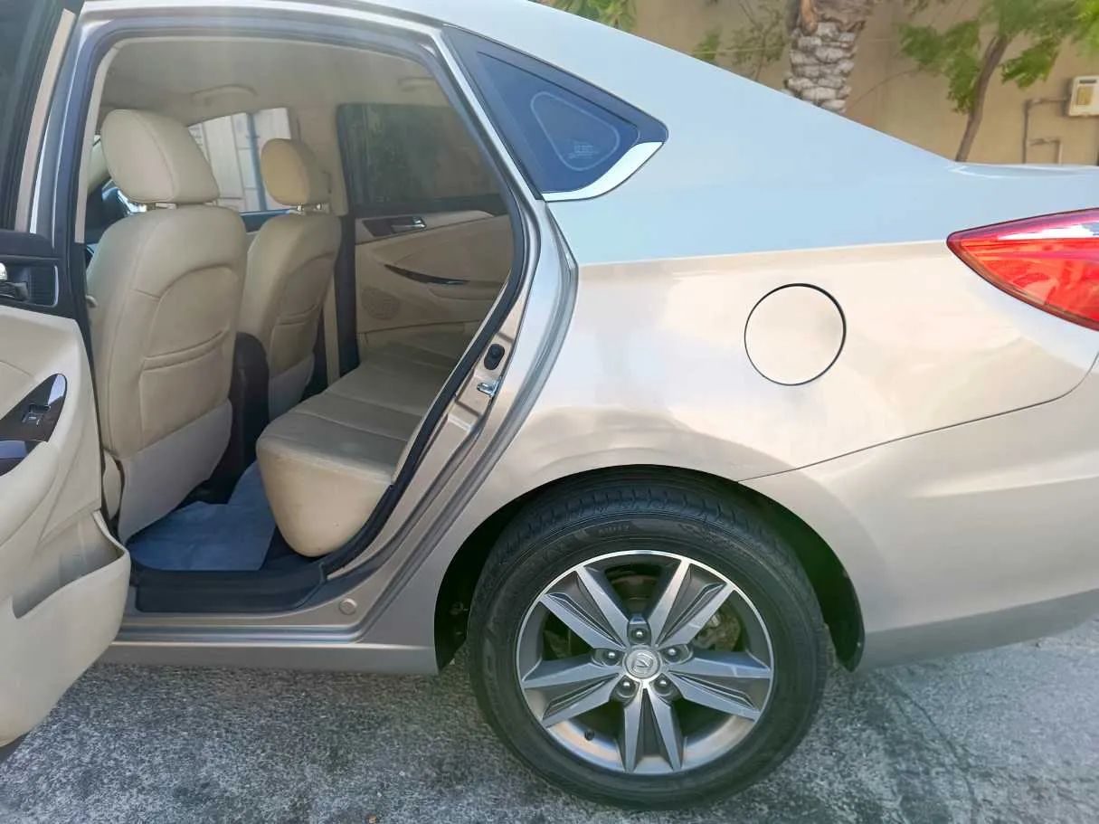 Car image 16