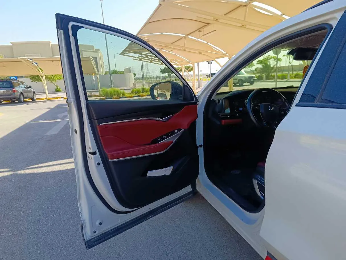 Car image 12