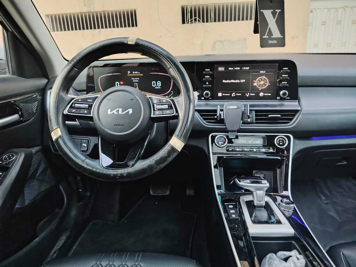 Car image 19