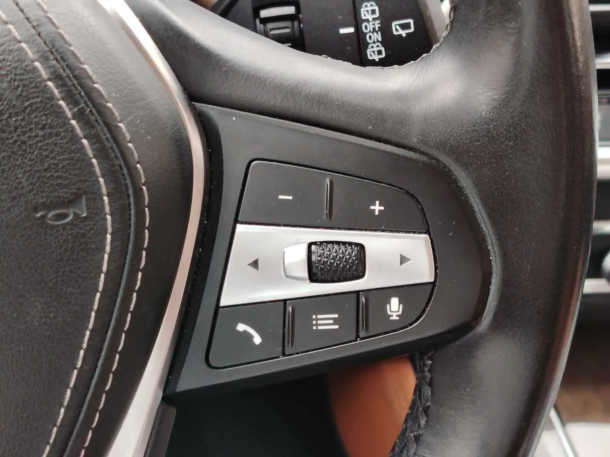 Car image 28