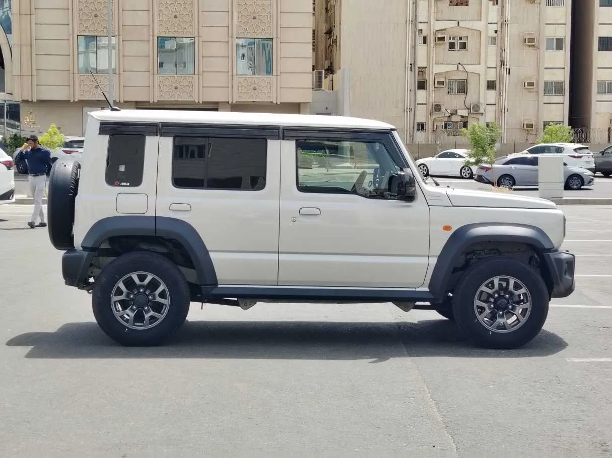 Car image 4