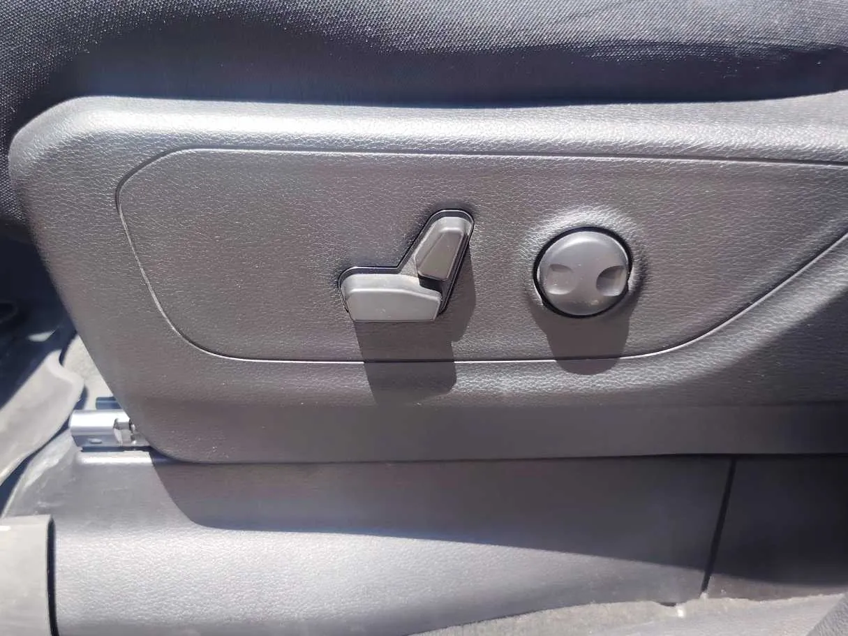 Car image 35