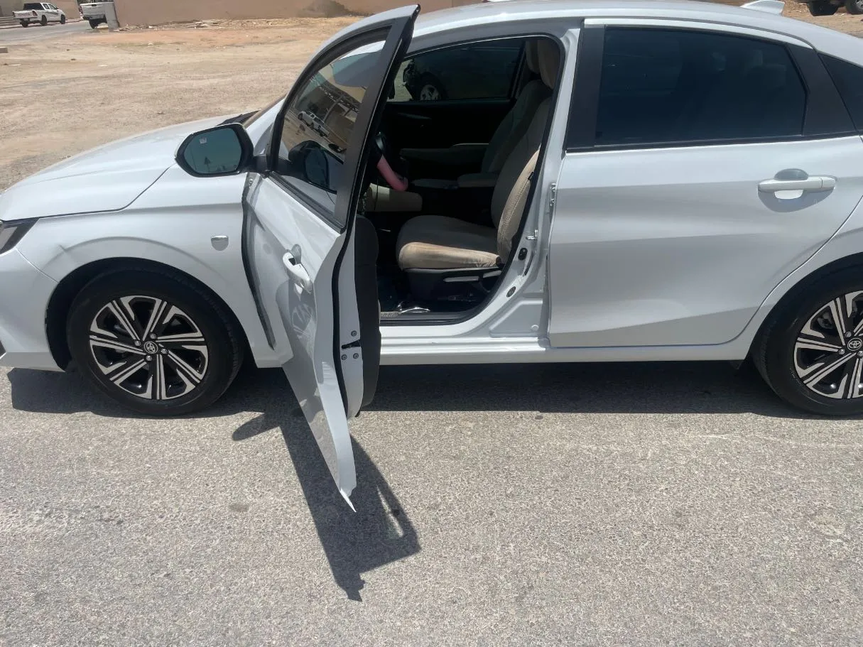 Car image 12